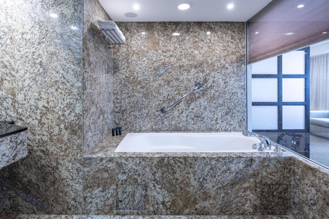Eurobuilding Hotel & Suites Caracas Exterior foto Bathroom with granite tiles