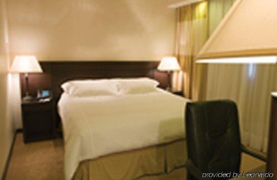 Eurobuilding Hotel & Suites Caracas Zimmer foto A room at the hotel