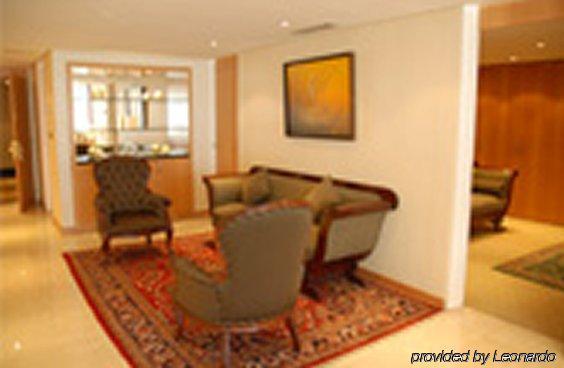 Eurobuilding Hotel & Suites Caracas Zimmer foto A living room in a typical condominium