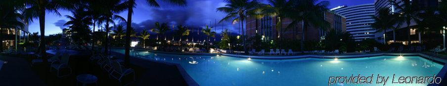 Eurobuilding Hotel & Suites Caracas Einrichtungen foto The pool at the Sheraton Resort at night